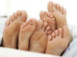 piedi sani dopo il trattamento con funghi tra le dita dei piedi